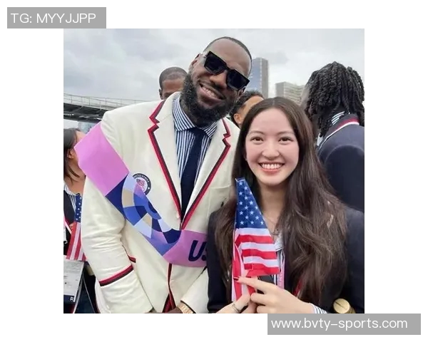 詹姆斯户外活动与三位美女合影俏皮吐舌嫂子知道吗