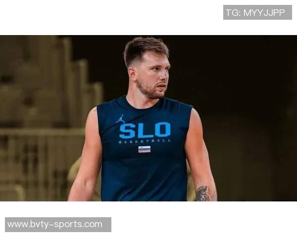 东契奇训练时单脚投三分球10米远险些命中引发里夫斯惊叹 东契奇训练时单脚投三分球10米远险些命中引发里夫斯惊叹